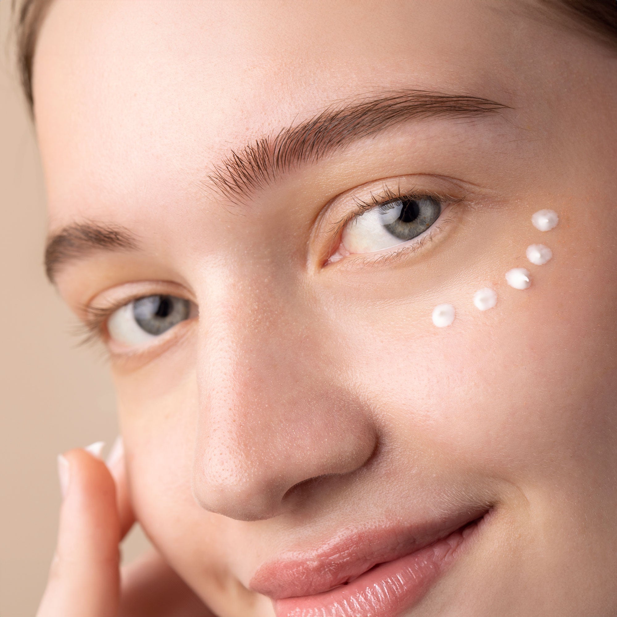 Intensiv Gesichtsserum mit Bio Aloe Vera Saft + Bio Lotosblüte und Hyaluronsäure (30ml)